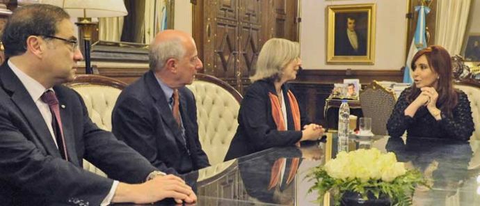 The President of Argentina, Cristina Fernández de Kirchner (2007-2015), welcomes the Ambassador of Argentina to the UN, Jorge Argüello (2007-2011), the PNK Fellowship Director for the OLA, Margarita Gutman, and the OLA Director Michael Cohen new_school_pnk